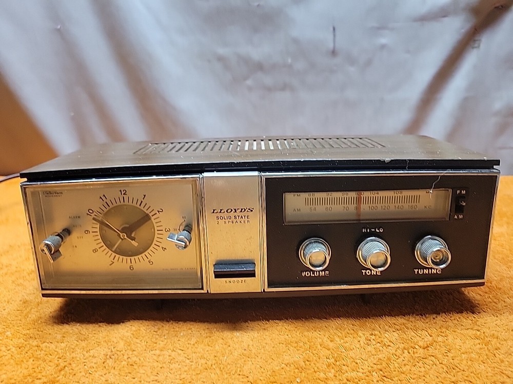 W•Lloyds Brown Silver Wired Solid State 2 Speaker Alarm Clock AM Radio Tested