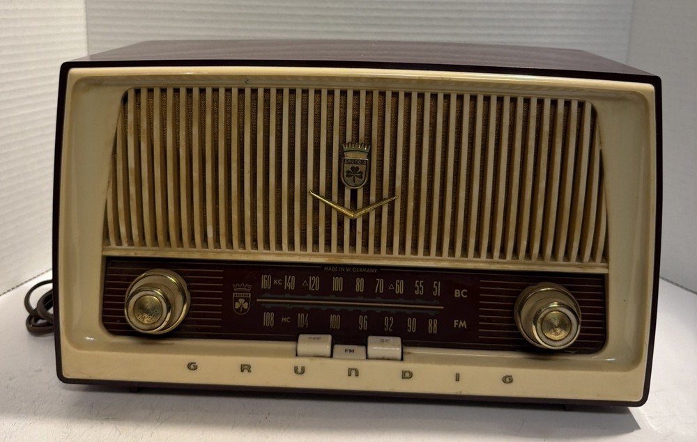 Grundig Majestic International Model: 87 USA Tube Radio Parts or Repair (D165)