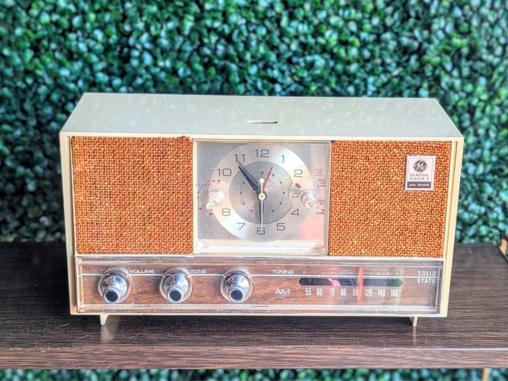 Vintage GE C-1450A Alarm Clock Radio – 1960s Beige with Cloth Speakers