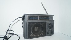 Retro Vintage REALISTIC RADIO SHACK 12-625A AM FM Portable AC DC Radio – Works