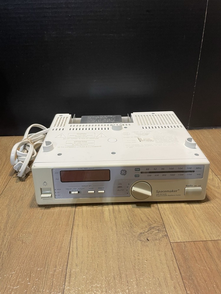 Vintage GE SPACEMAKER AM/FM Radio 7-4230A Under Cabinet Mount Light Works Great!