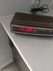 GE Vintage AM/FM Clock Radio Walnut Wood Grain Finish Red LED Model 7-4625C