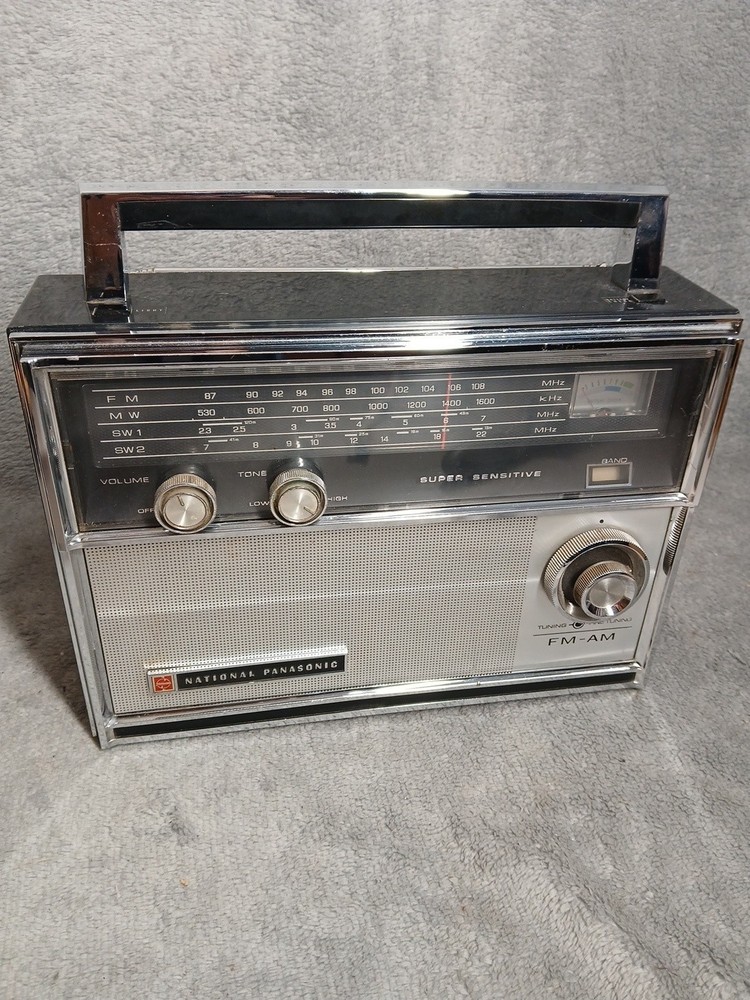 Working Vintage National Panasonic RF-1400 AM-FM Radio