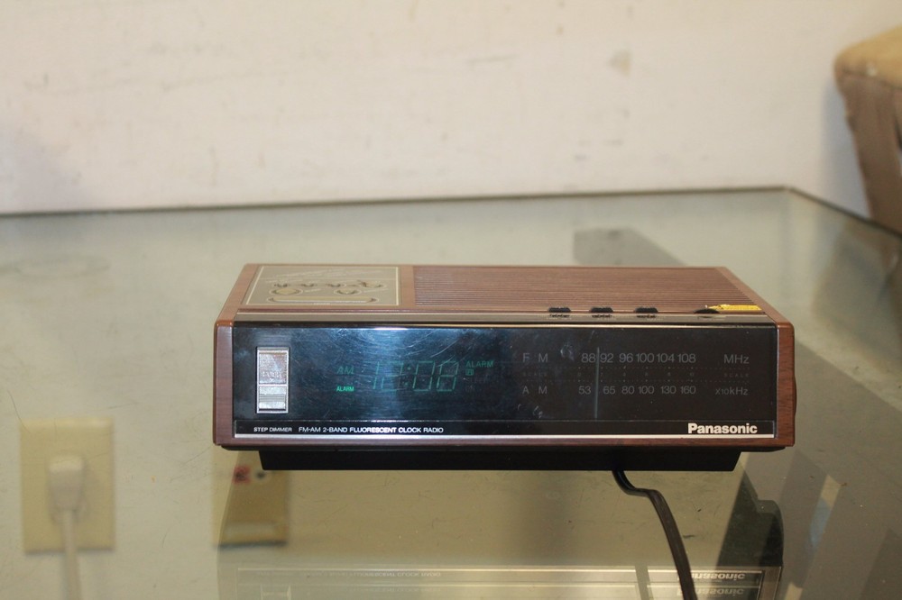 Vtg PANASONIC AM FM 2-Band Fluorescent Clock Radio Model RC-6130