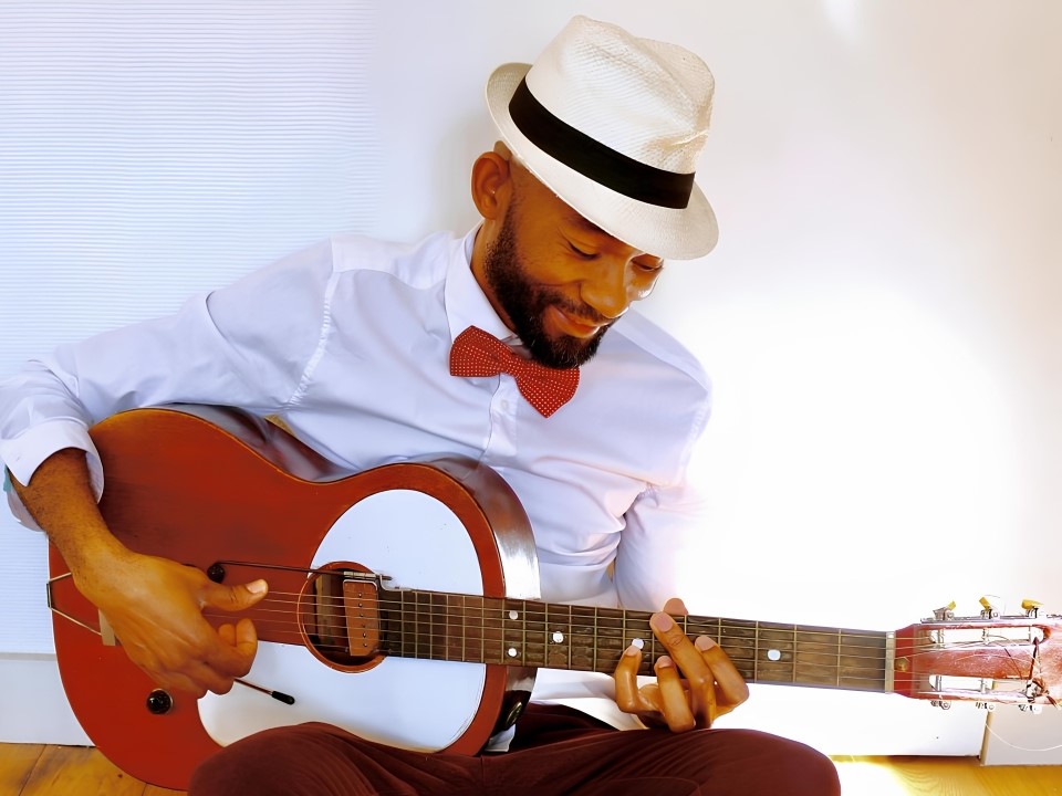 LE CHARME DE L’ARTISTE CAMEROUNAIS BRICE ATEBA